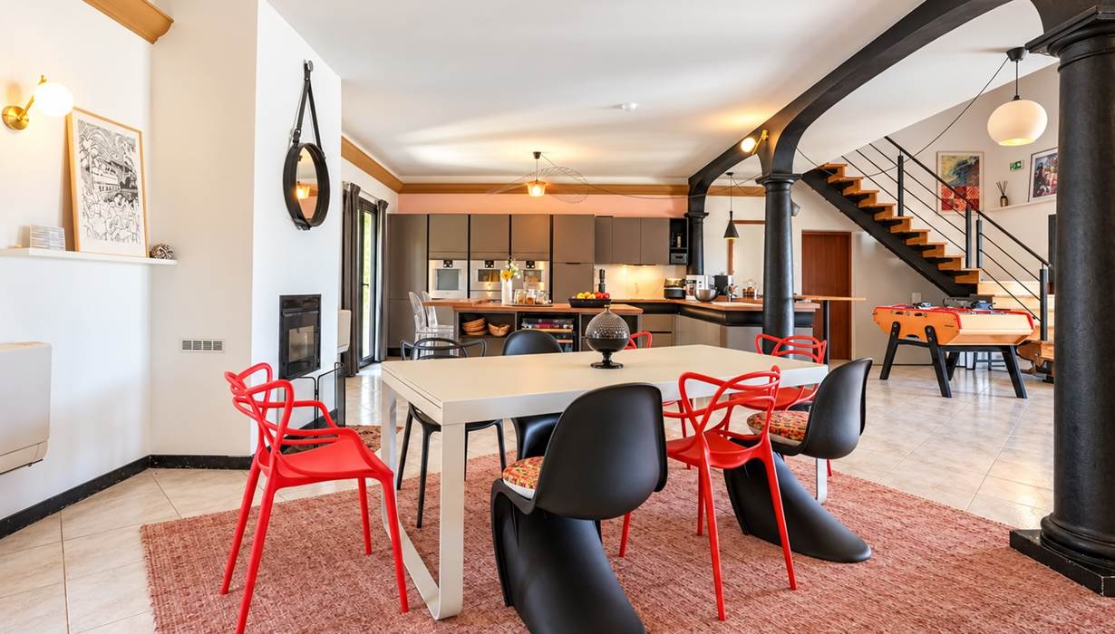 Un vaste espace de vie où se rencontrent art, architecture et convivialité : découvrez l'atmosphère unique de Casa Nova à Sagone.