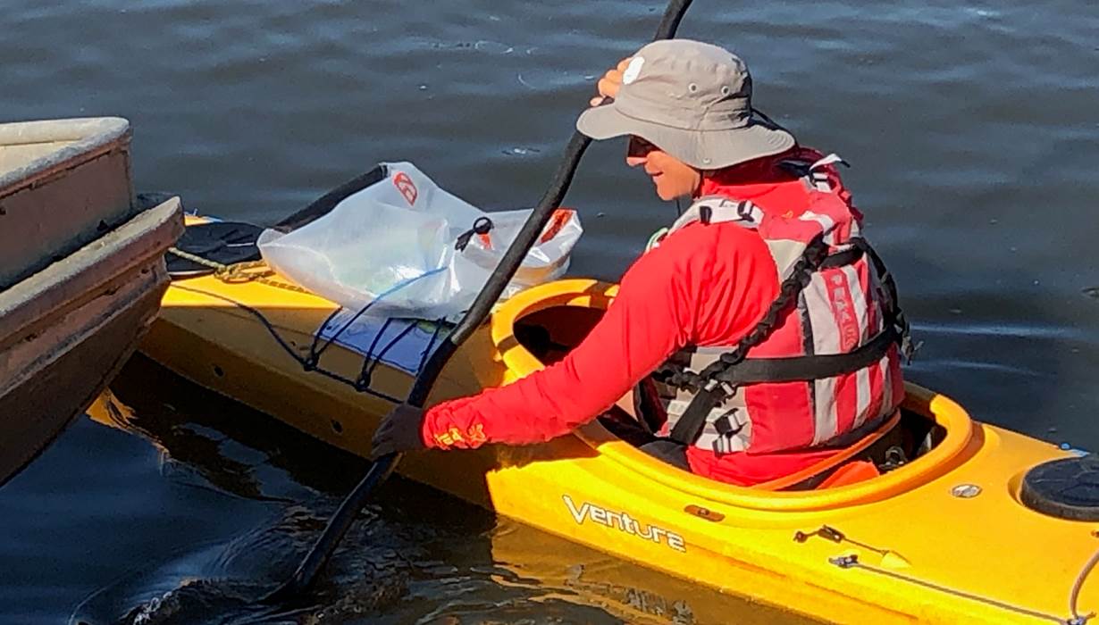Sophie éducatrice environnement en kayak