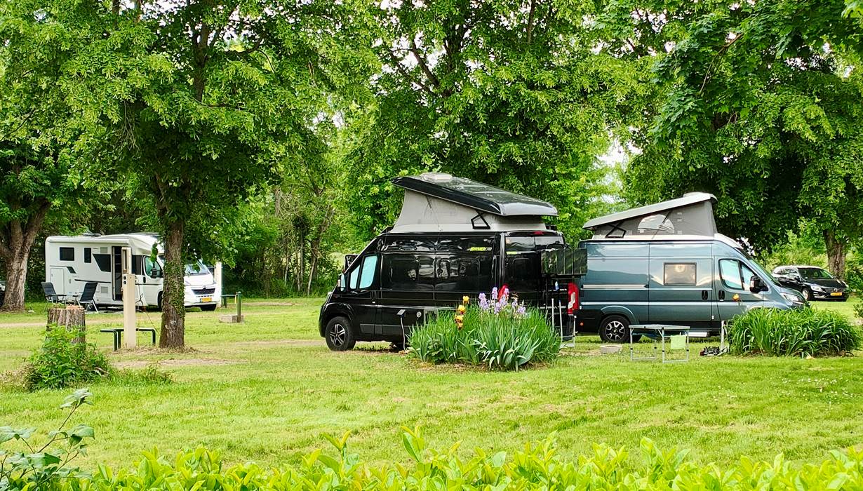 bourogne-tourisme-campingcar-atypique-original-rivière-tournus-eaunes-cluny-solutré-vignes-vignobles-macon-vélo-randonnée-prochedelyon-france-saoneetloire-famille-avecenfants-allinclusive-messeugne-savignysurgrosnes-cathédrales-brancion-pleinair-camping-restaurant-patrimoine-activités-gastronomie-vins-châteaux-randonnée-convivialité-jeuxpourenfants-animations-bistrot-chaleureux-menu-restauration-cuisinefrançaise-bourguignon-vacances-convivialité-71-voiebleu-voieverte