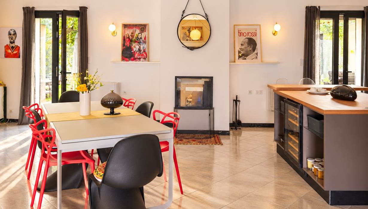 À Casa Nova, œuvres d'art, mobilier design et cheminée composent un espace chaleureux, à l'identité affirmée, pour partager de bons moments.
