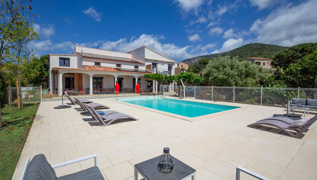 Vue d’ensemble de Casa Nova, chambres d’hôtes à Sagone, avec piscine, terrasses et jardin méditerranéen.