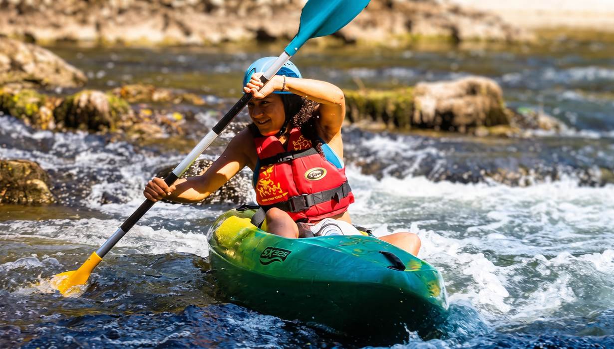 Kayak sport sur veine d'eau