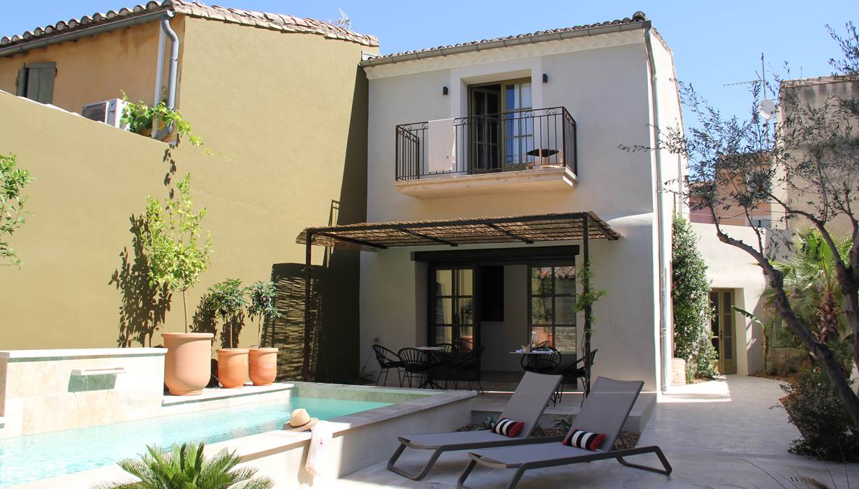 belle piscine et terrasse pour lire ou prendre son petit déjeuner chez Marcelle en Camargue
