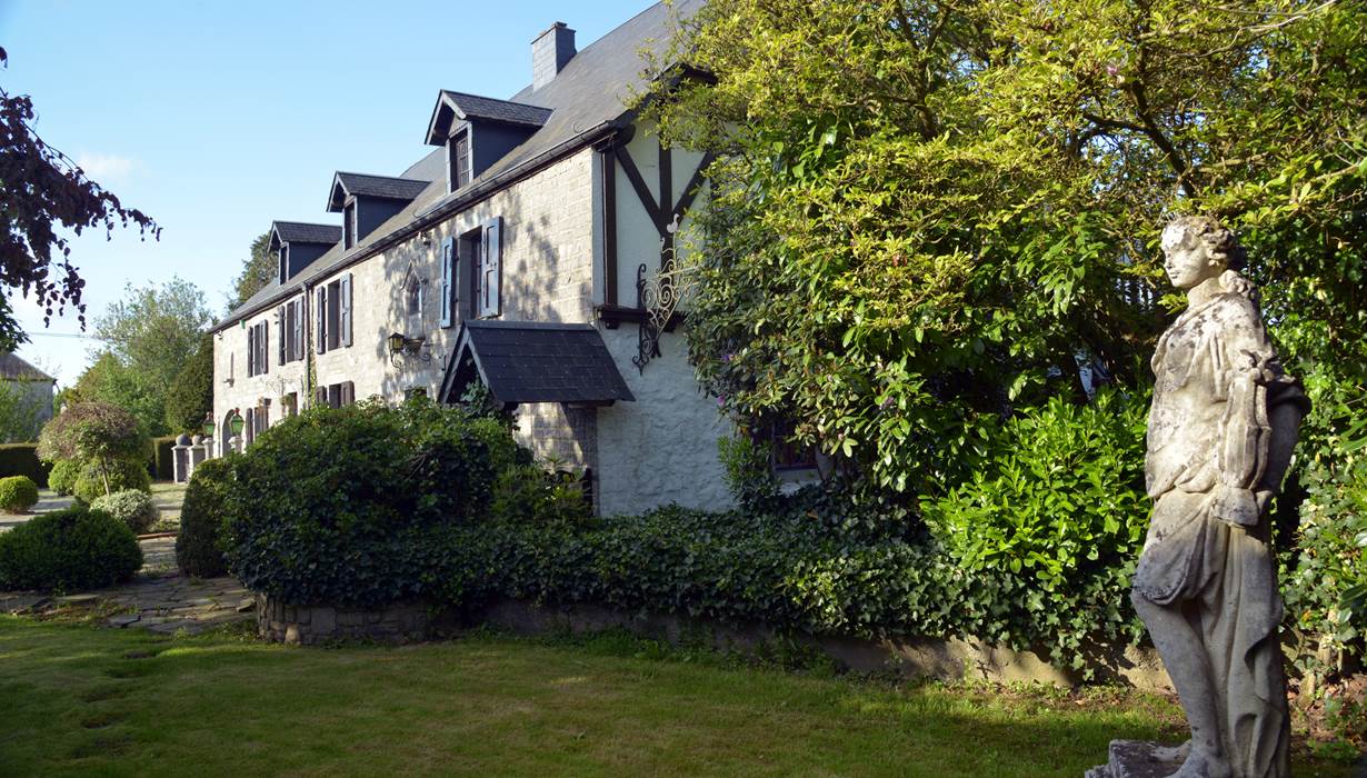 Manoir façade jardin b