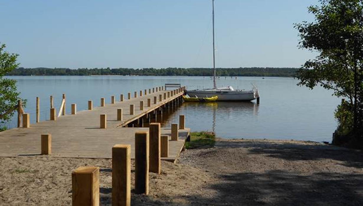 Ponton et bateau au lac de Léon