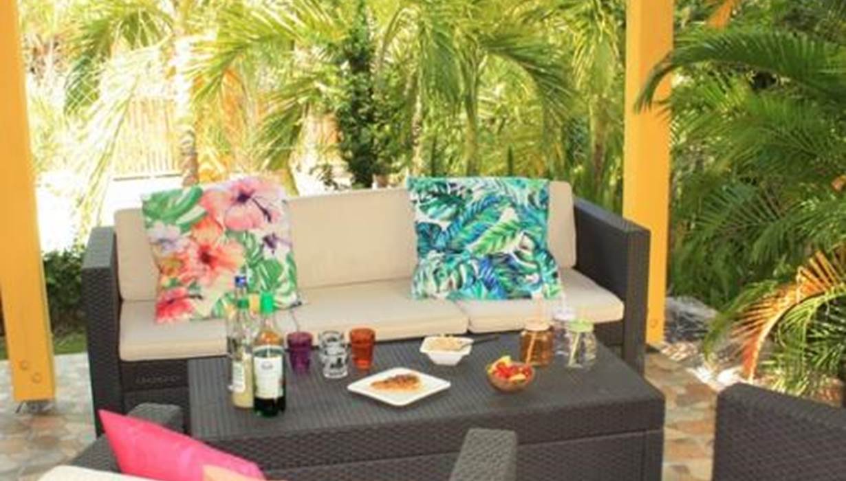 Carbet-convivial-grandes-tablees-barbecue-creole-partage-apero-amis-famille-sainte-anne-guadeloupe