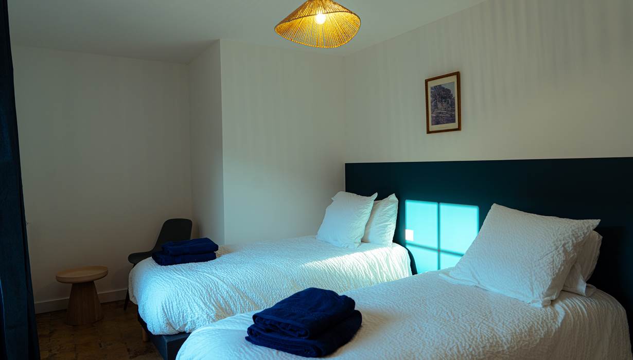 maison-renovee-15-personnes-chambre-cour