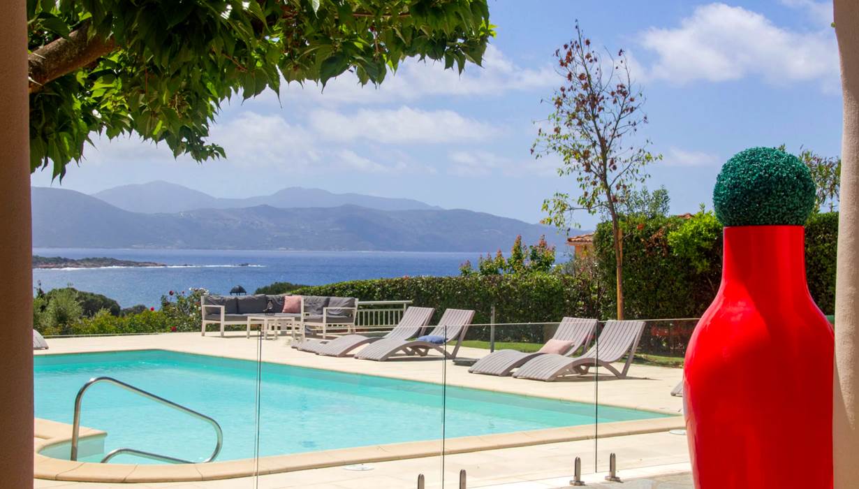 casa-nova-sagone-piscine-vue-terrasse-couverte