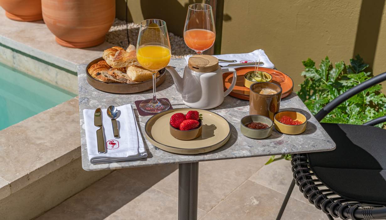 délicieux petits-déjeuners chez Marcelle en Camargue : fruits de saison, confitures faites maison, viennoiseries et fougasse d'Aigues-Mortes