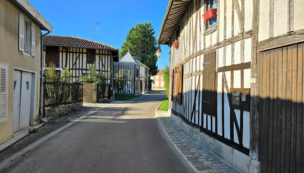 Rue à l'architecture typique