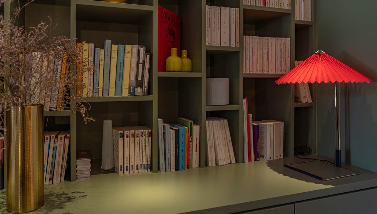 la bibliothèque en libre service répond aux gouts de chacun : romans, essais sur la gauche, BD dans l'armoire de droite