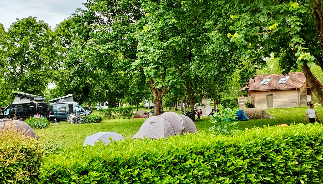 bourogne-tourisme-campingcar-atypique-original-rivière-tournus-eaunes-cluny-solutré-vignes-vignobles-macon-vélo-randonnée-prochedelyon-france-saoneetloire-famille-avecenfants-allinclusive-messeugne-savignysurgrosnes-cathédrales-brancion-pleinair-camping-restaurant-patrimoine-activités-gastronomie-vins-châteaux-randonnée-convivialité-jeuxpourenfants-animations-bistrot-chaleureux-menu-restauration-cuisinefrançaise-bourguignon-vacances-convivialité-71-voiebleu-voieverte