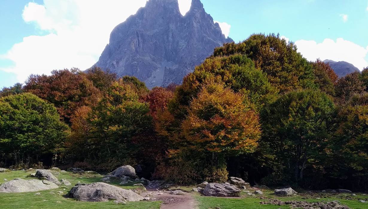 Pic du Midi d'Ossau : vue depuis les lacs d'Ayous.