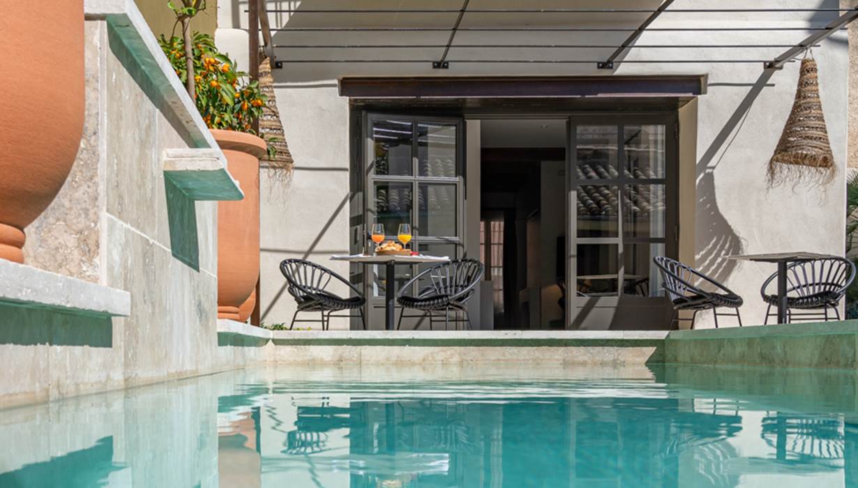 la piscine est ouverte d'avril à octobre et chauffée en début et fin de saison pour prolonger le plus possible le plaisir de la baignade