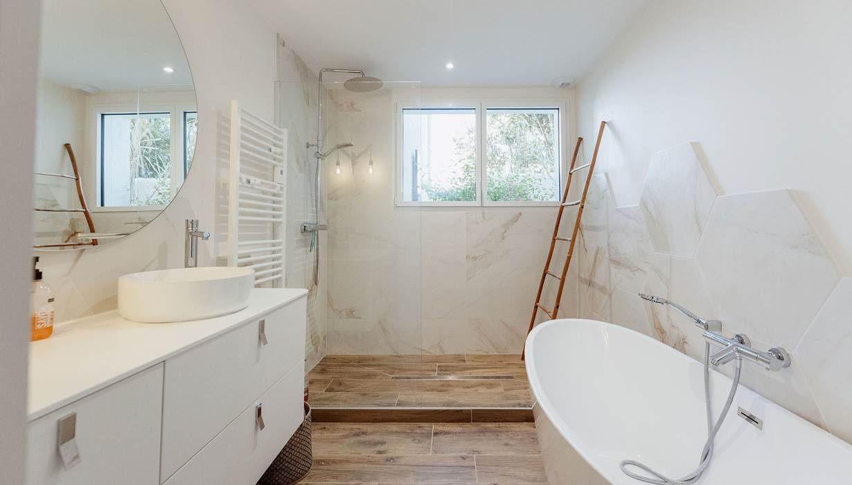 Villa La Canopée salle de bain baignoire, douche et vasque