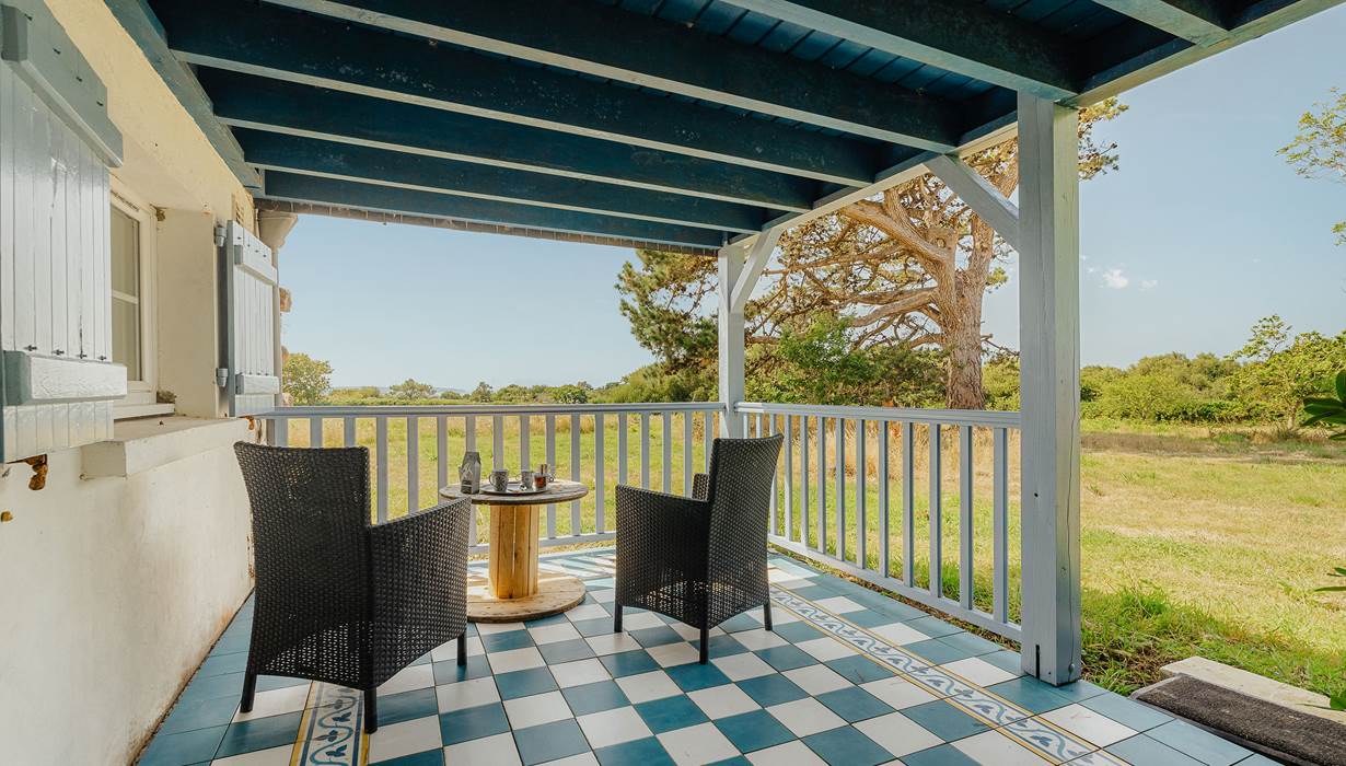 Terrasse couverte, pergola, vue Mer et Phare ,Gîte lande de Bruyère