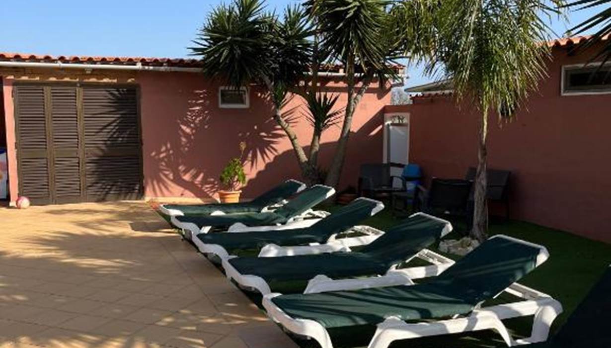 Chaise longue côté piscine 
