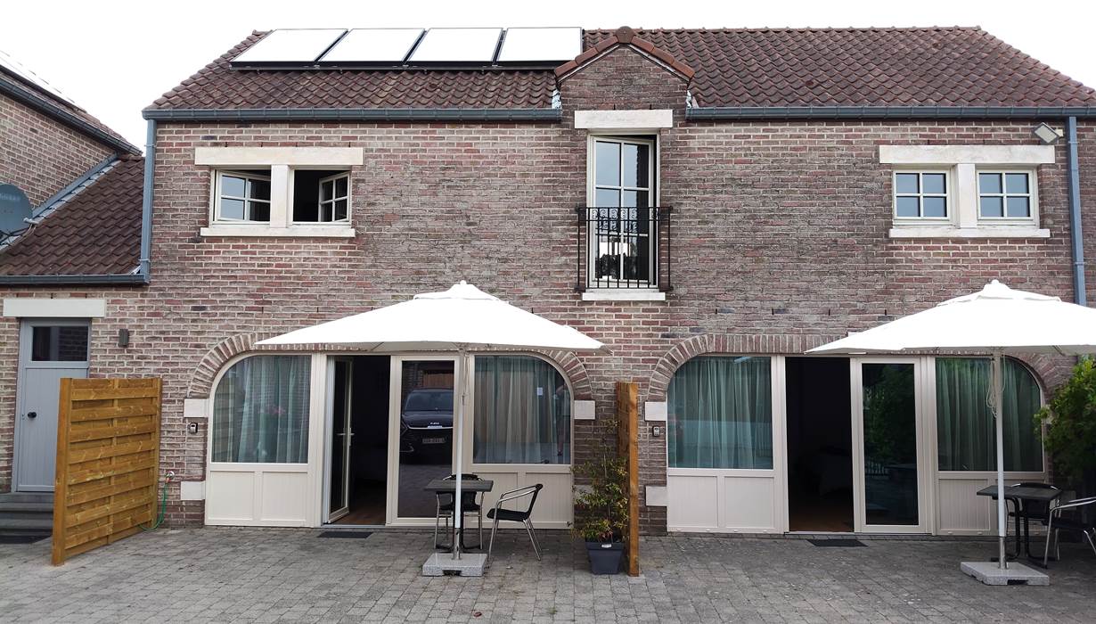 Suite familiale Syrah pour 4 personnes de 65 m² au premier étage, studios Chenin et Grenache pour 2 personnes de 32 m² au rez de chaussée.