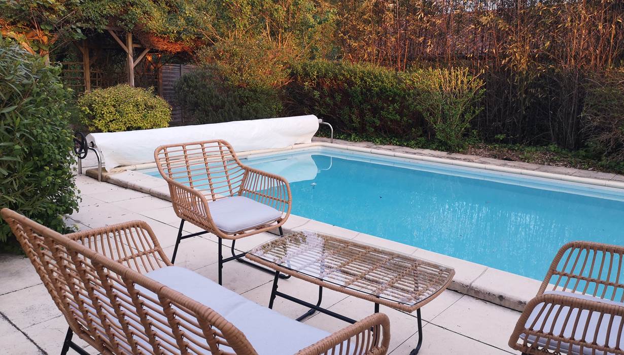 salon au bord de la piscine