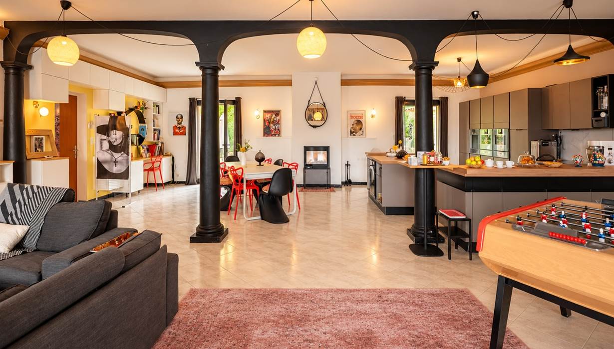 La grande pièce de vie de Casa Nova à Sagone mêle mobilier contemporain, décoration artistique et espaces conviviaux dans une atmosphère singulière.