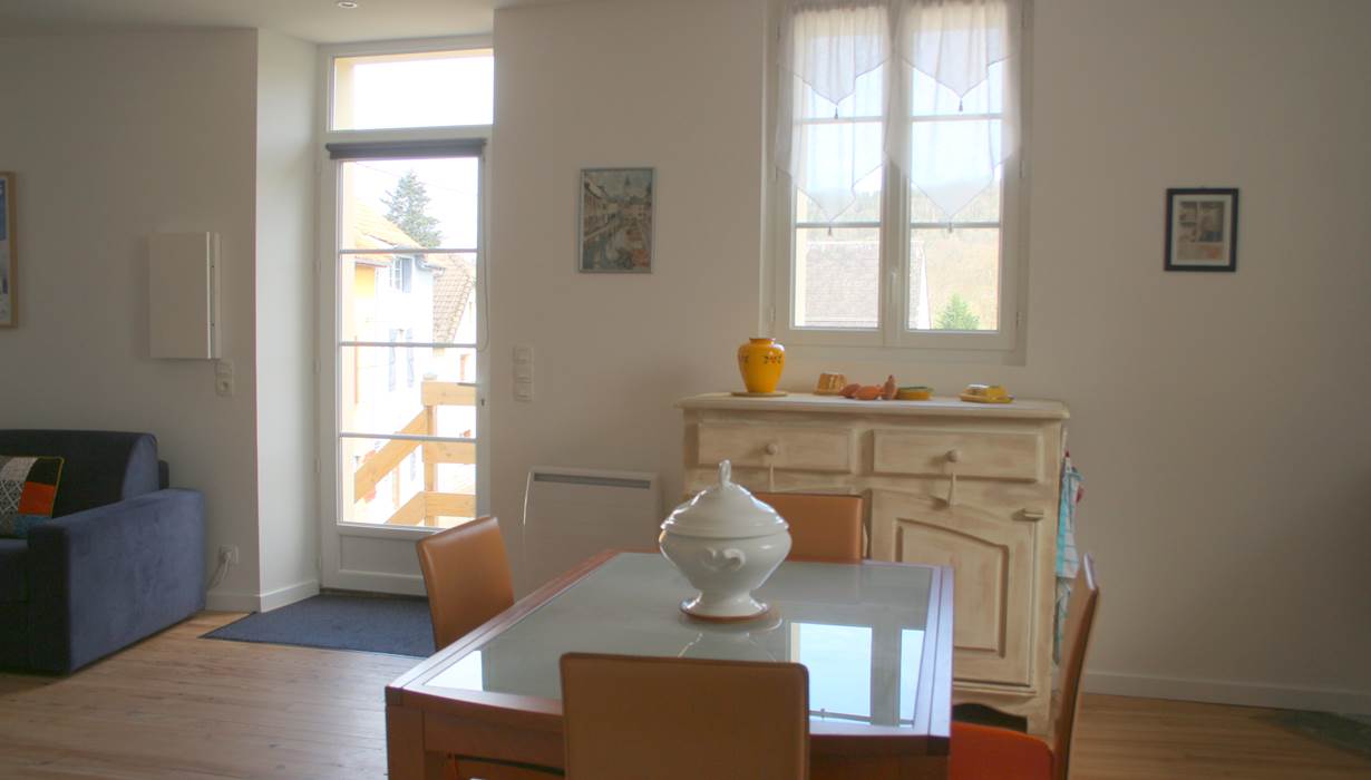 Gîte du canal : coin repas et entrée.