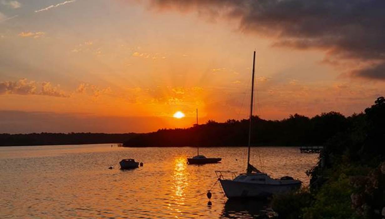 Lever du soleil sur le lac de Léon