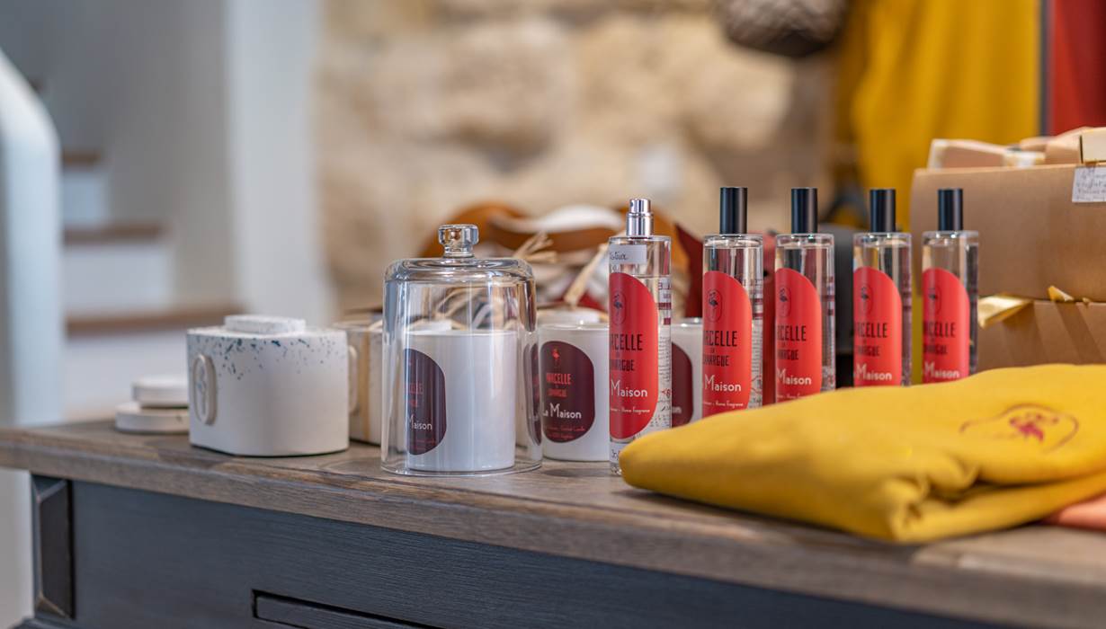 la boutique Marcelle en Camargue propose une sélection de produits locaux comme des créations exclusives à l'image de la collection textile made in Occitanie