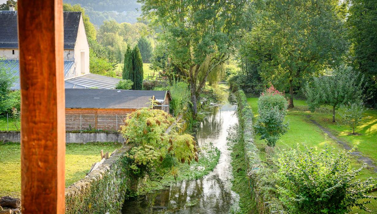 Gîte du Moulin : La vue depuis la galerie et l'arrière du canal.