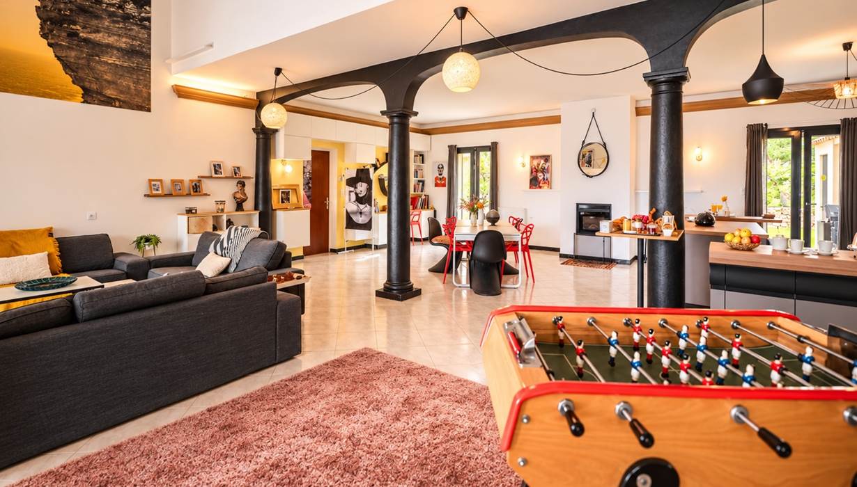 À Casa Nova, le salon commun offre un cadre original pour se retrouver, discuter ou partager une partie de baby-foot.