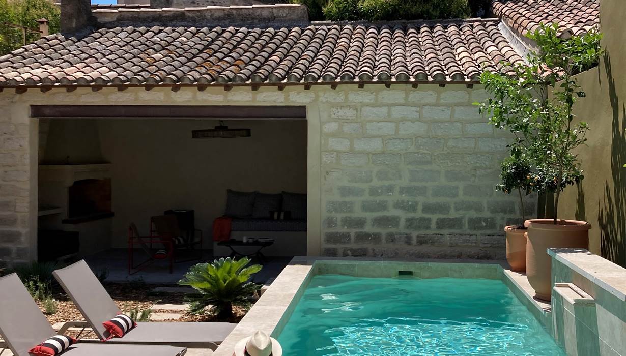 baignade à deux, une pause en amoureux dans la piscine, dans le calme de la cour jardin