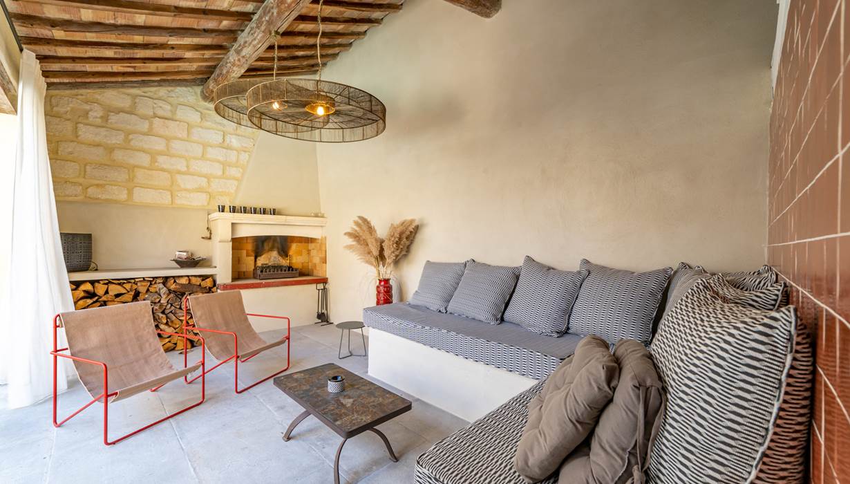 la préau est LE lieu de la pause fraicheur. Ces fauteuils ou ses 2 immenses banquettes sont une invitation à la lecture ou à la sieste