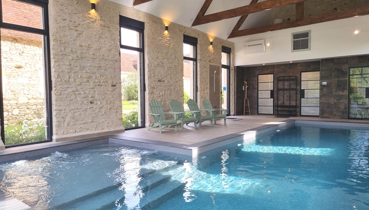 La Piscine intérieure chauffée dans la grange et sa zone spa - Domaine des Cyclamens