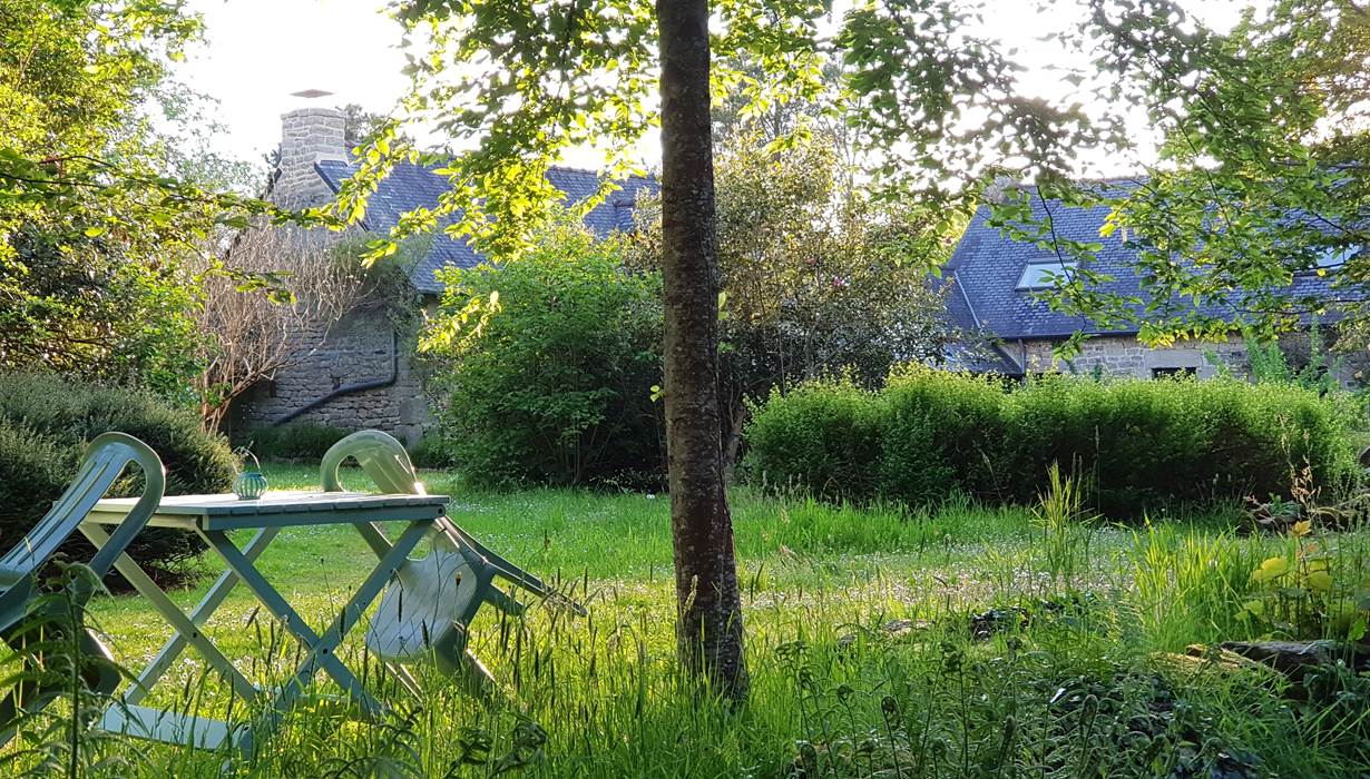 Ext détail cour table et chaises paysage