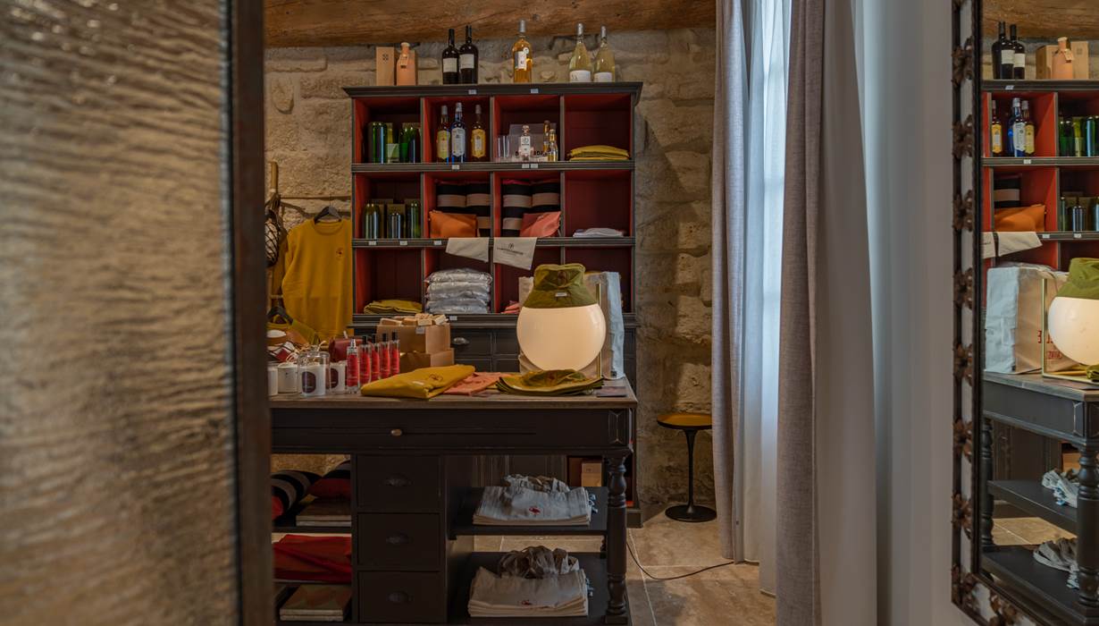 la boutique Marcelle en Camargue propose notamment la bougie iconique "la maison" aux senteurs de figue, kumquat, abricot et jasmin