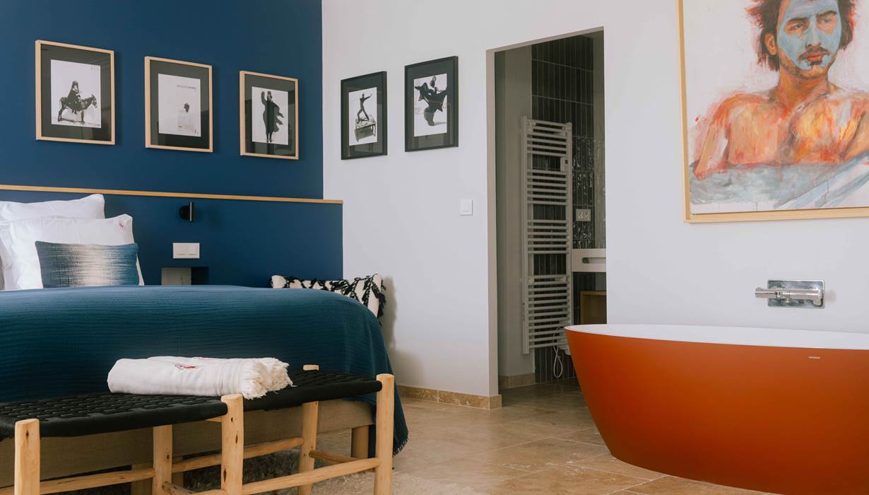 6 BD la suite Royale Marcelle possede une baignoire et une douche