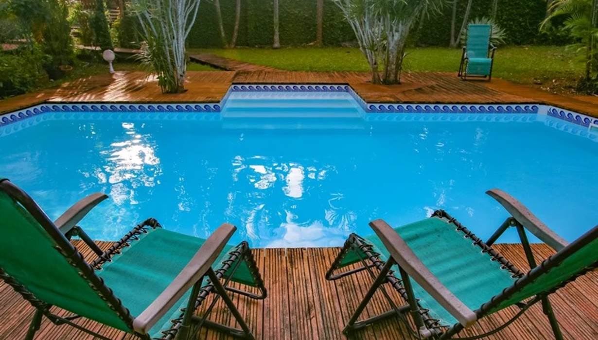 Piscine-tropicale-eau-turquoise-palmiers-royaux-detente-sainte-anne-guadeloupe-l-or-des-caraibes