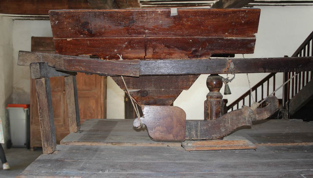 Gîte du Moulin : Le système d'alimentation du grain à moudre vers la meule.