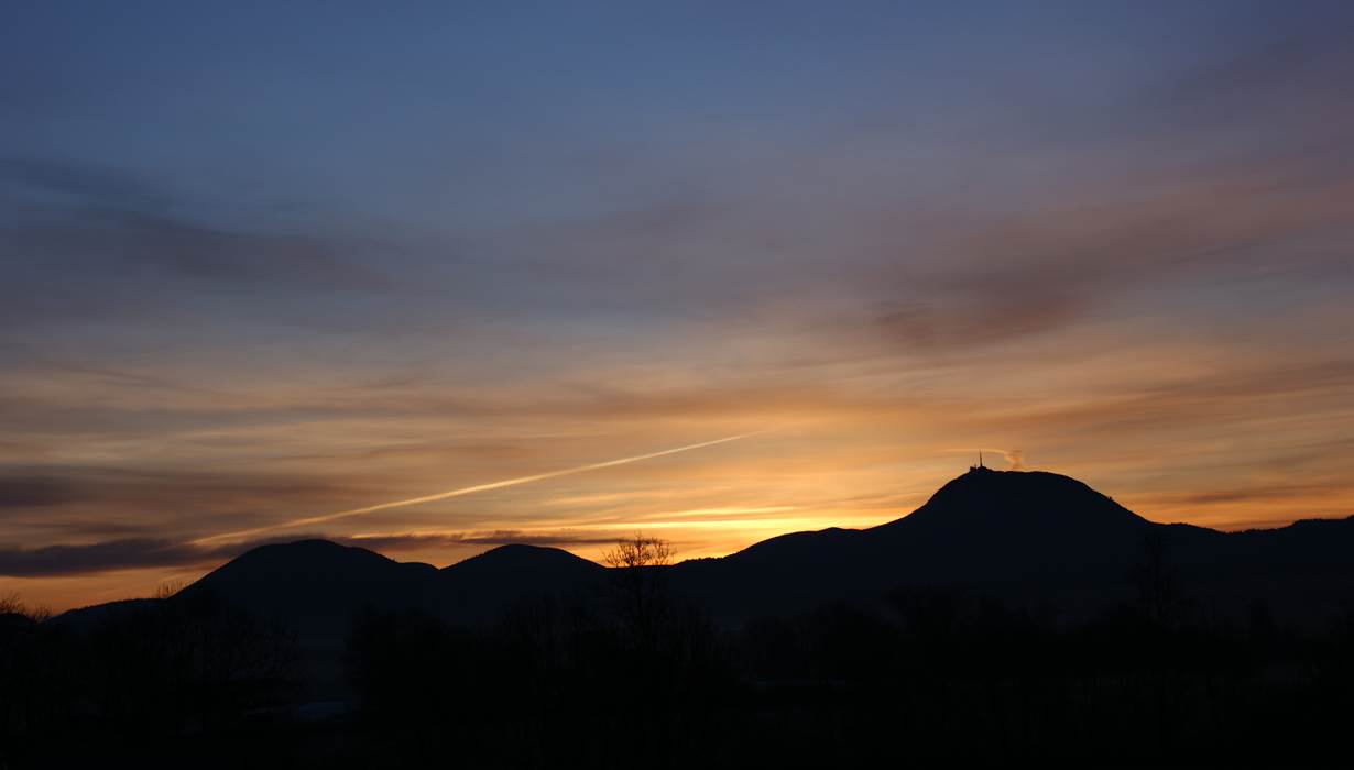 Un coucher de soleil sur la Chaîne des Puys
