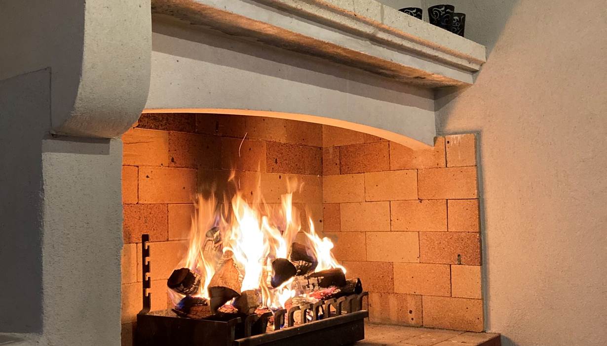 le feu de la cheminée du préau est agréable, en arrière saison pour prolonger l'après midi