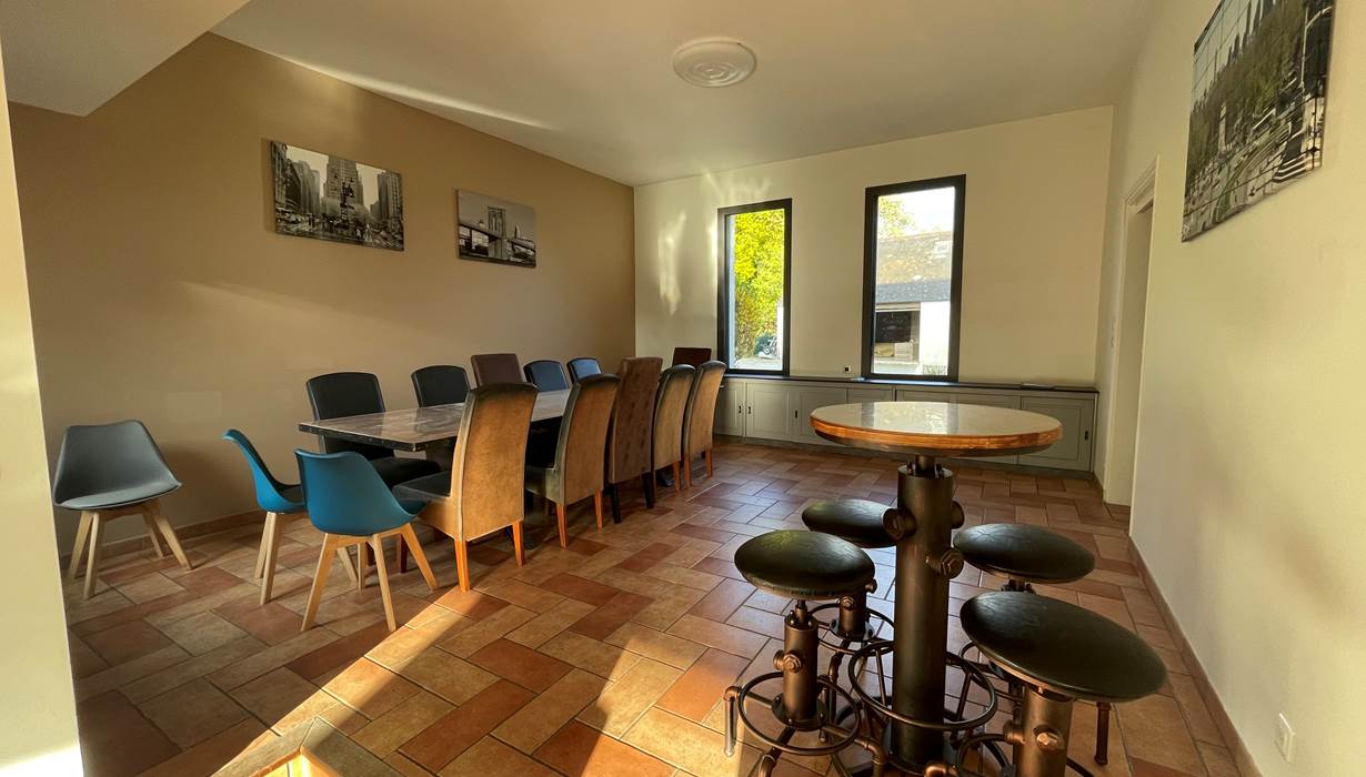 salle-a-manger-grande-table-repas-famille-amis-baden-golfe-du-morbihan-bretagne