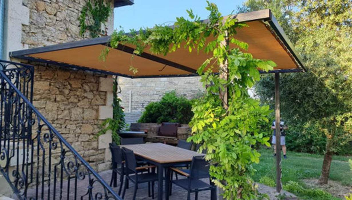 terrasse sous pergola avec barbecue