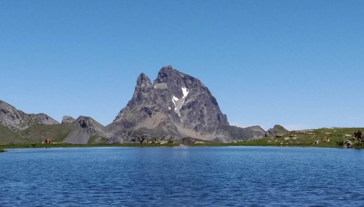 Vue sur le Pic du Midi d'Ossau depuis le lac de l'Anayet en Espagne, juste après la frontière au col du Pourtalet.