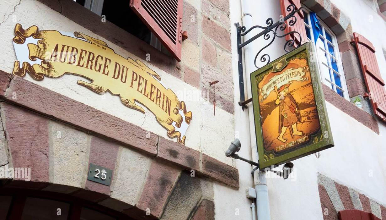 panneau-de-l-auberge-de-pelerins-saint-jean-pied-de-port-pays-basque-france-2cepryd