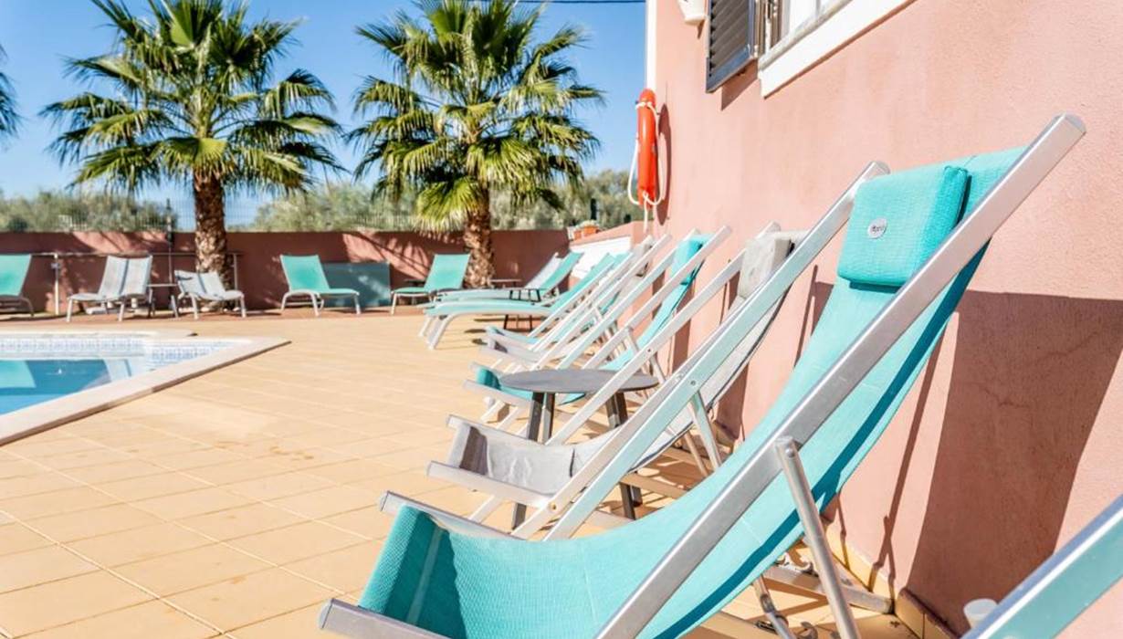 Piscine et espace chaise longue 
