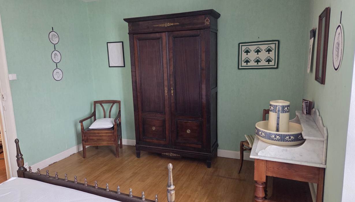 Chambre verte armoire et fauteuil