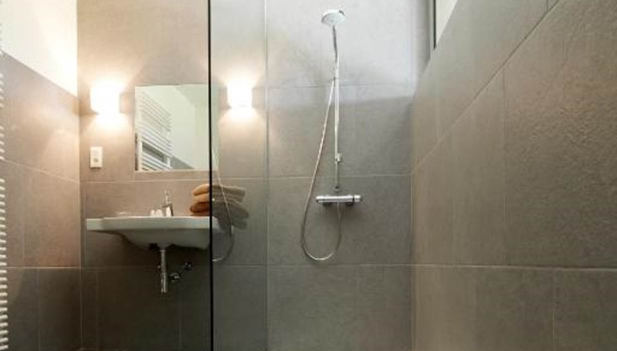 Badkamer van ruime 2 persoons kamer 