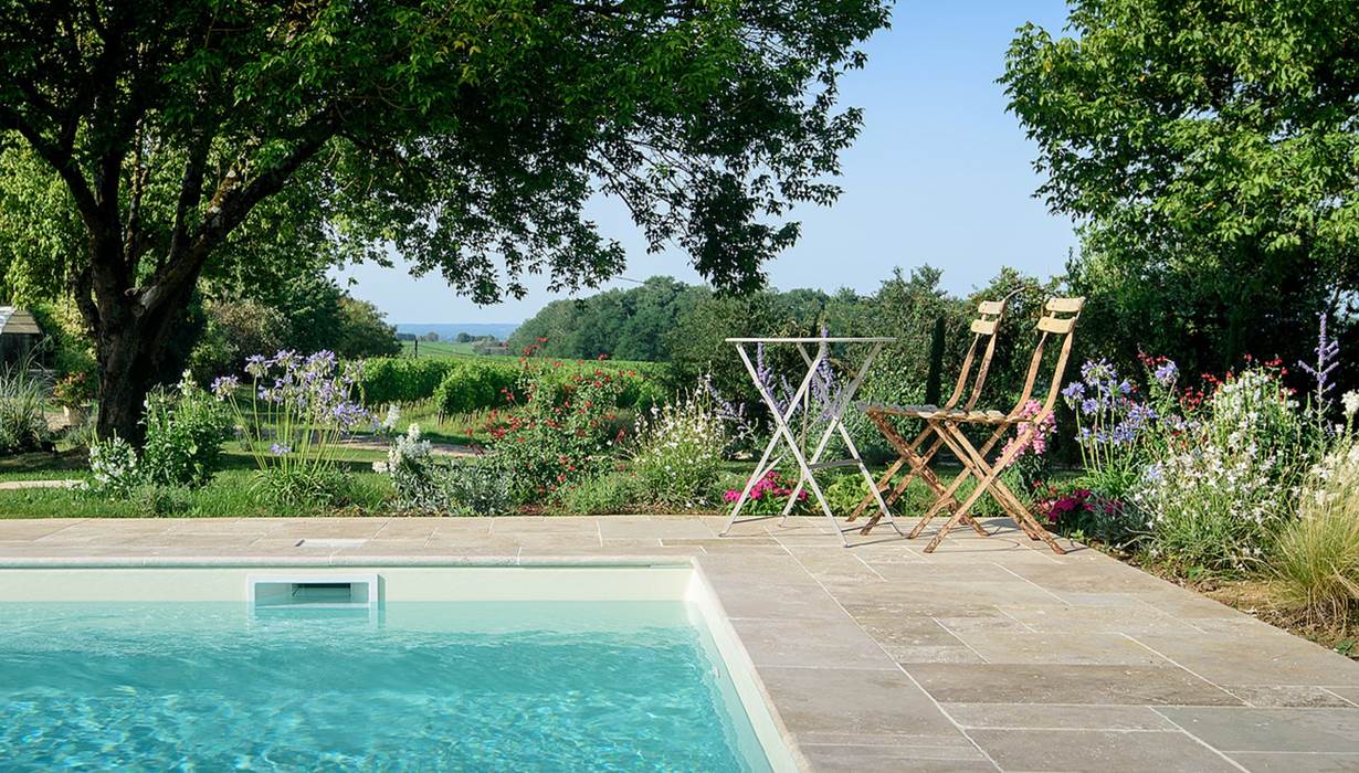 Dans la piscine vue jardin & vignes
