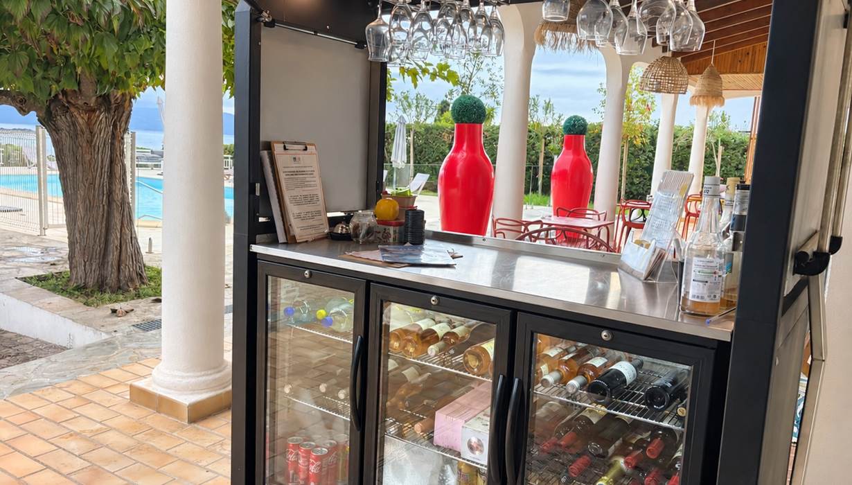 Le bar extérieur de Casa Nova, près de la piscine et de la terrasse couverte, pour partager un verre face au golfe de Sagone.