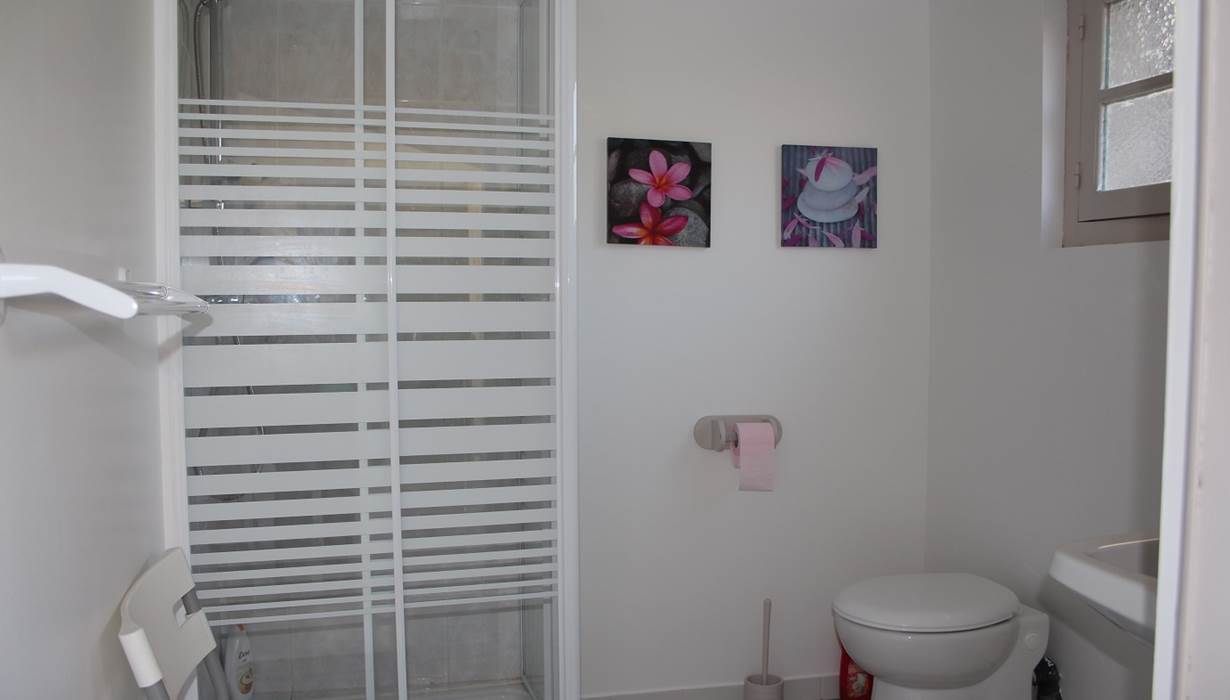 Salle de bain avec douche.