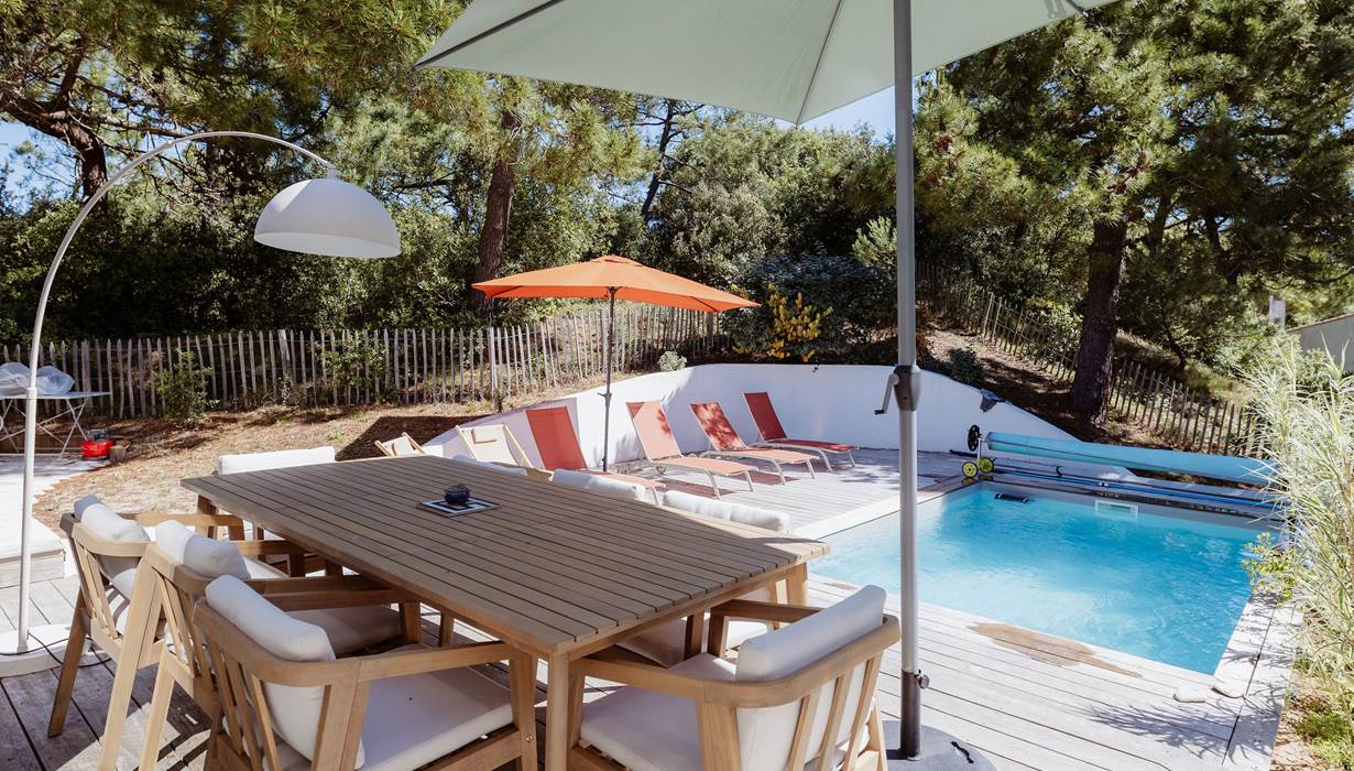 Villa La Canopée piscine terrasse table à manger